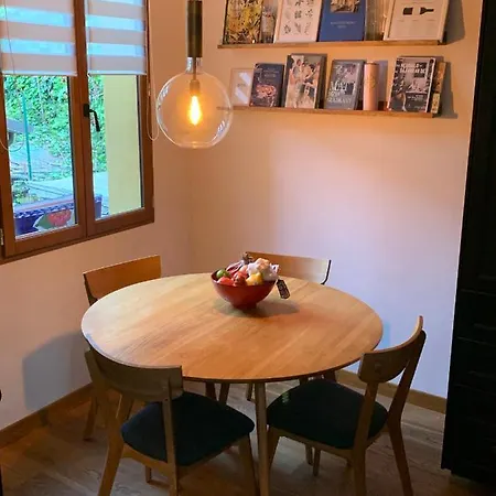 Casa Via Vezzargo アパート