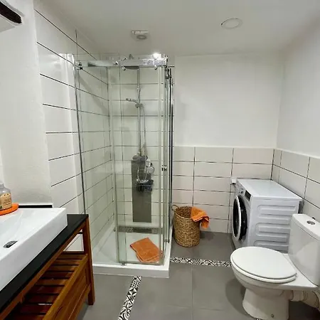 Casa Via Vezzargo شقة